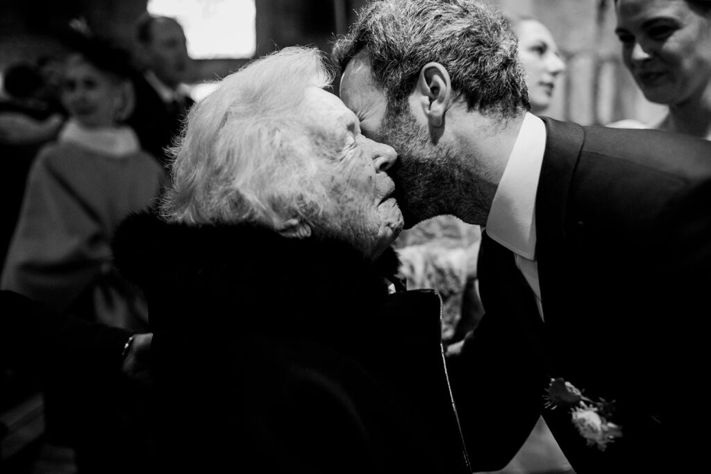 photo émotion baiser grands parents bretagne